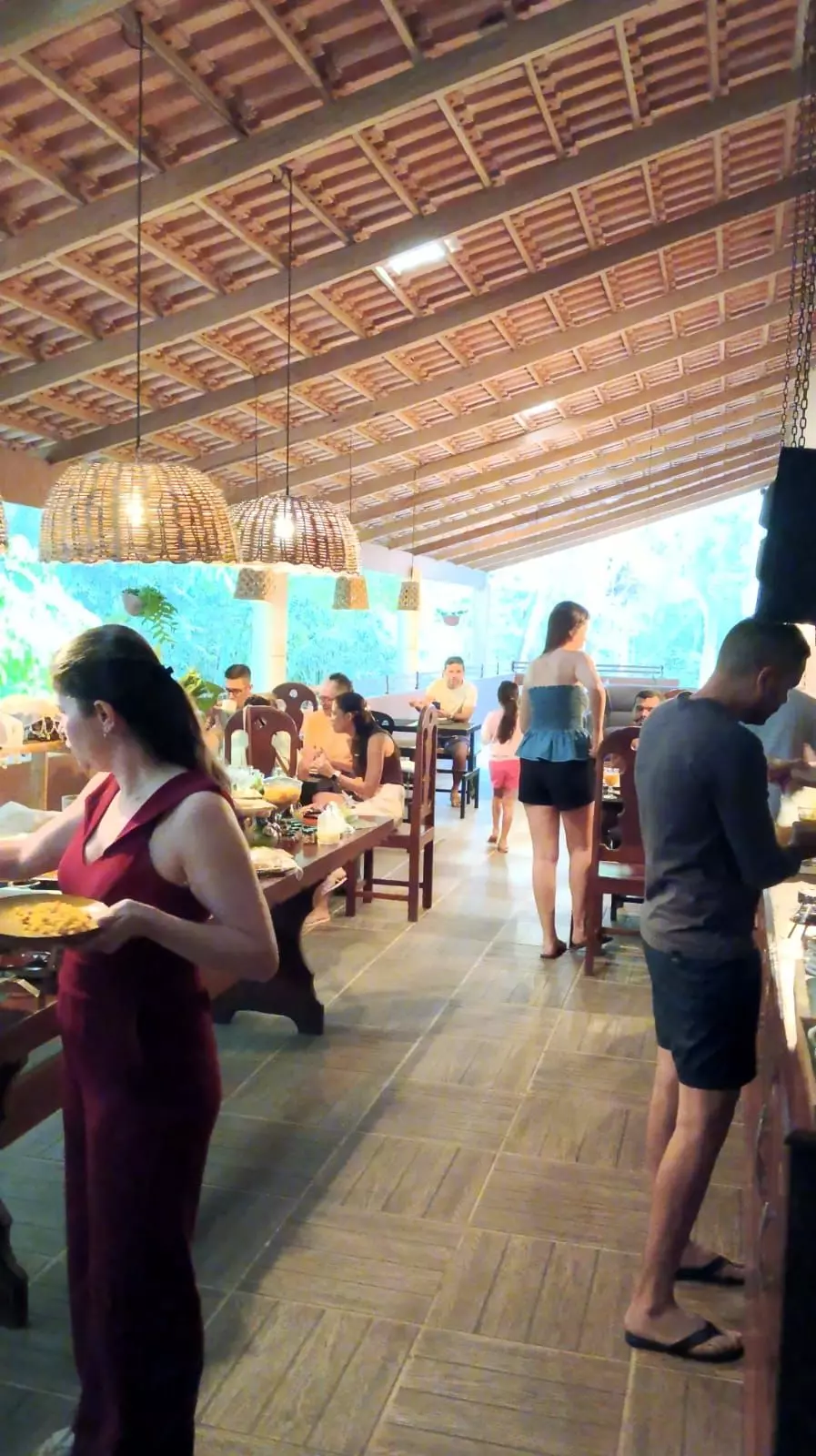 Restaurante do Hotel Sinhá com hóspedes