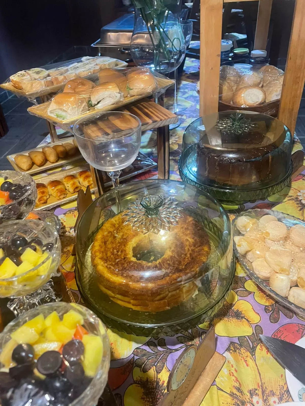 Café da manhã com bolos, frutas e pães